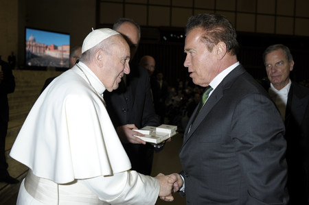 Papst Franziskus und Arnold Schwarzenegger / Copyright 2017, KNA. Alle Rechte vorbehalten, Osservatore Romano Papst Franziskus begrüßt Arnold Schwarzenegger während der wöchentlichen Generalaudienz am 25. Januar 2017 in der Audienzhalle des Vatikan.