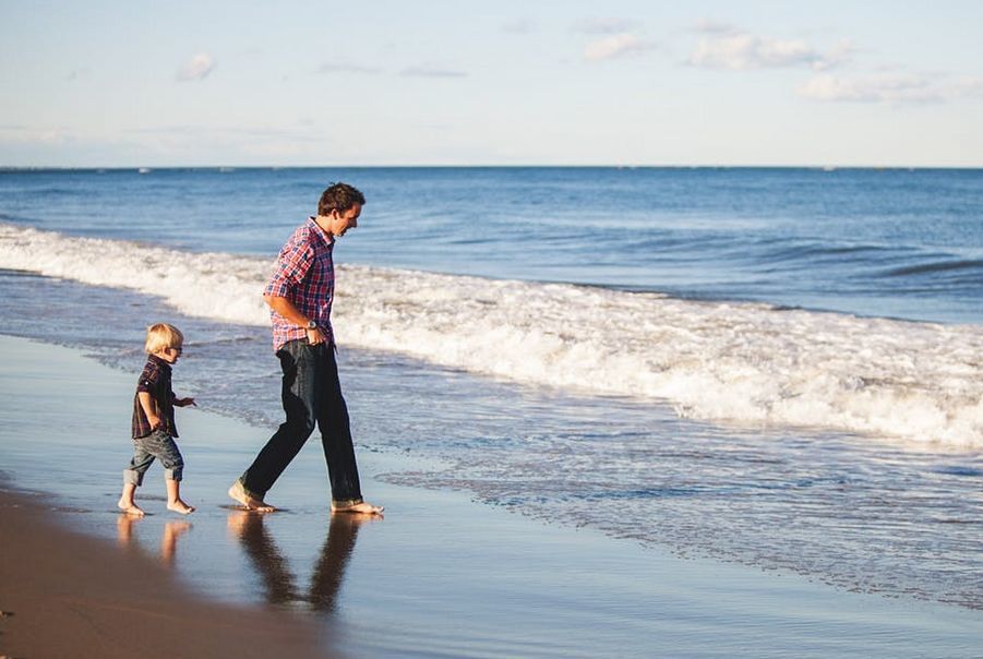 Vater und Sohn am Strand / pexels.com / gemeinfrei Vater und Sohn am Strand