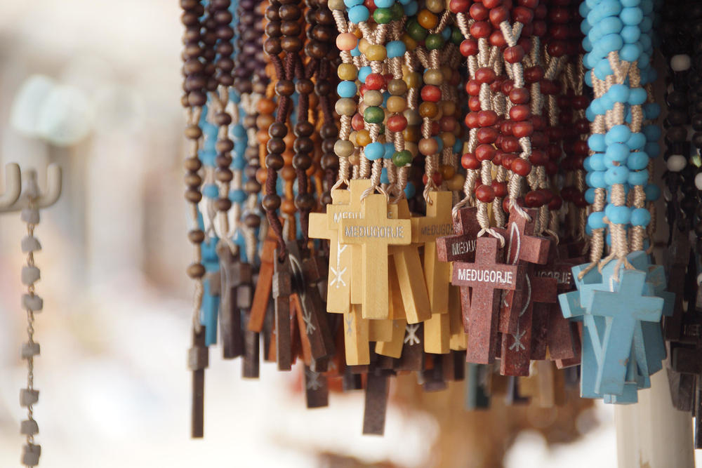 Rosenkränze in einem Souvenirladen von Medjugorje / kathpress / Pernsteiner