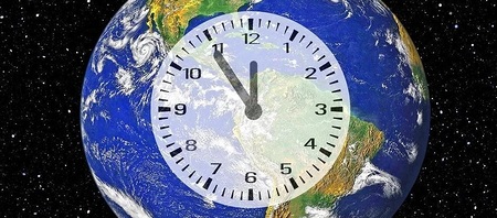 Erdkugel mit Uhr '5 vor 12'