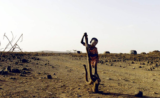 Afrikanisches Kind in trockener Landschaft / Caritas