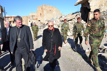 Bischof Scheuer im Irak / kathpress / Georg Pulling Nordirak, Ninive-Ebene, zerstörte Christenstadt Batnaya, Bischof Manfred Scheuer,l Patriarch Louis Sako, Peshmerga-Soldaten