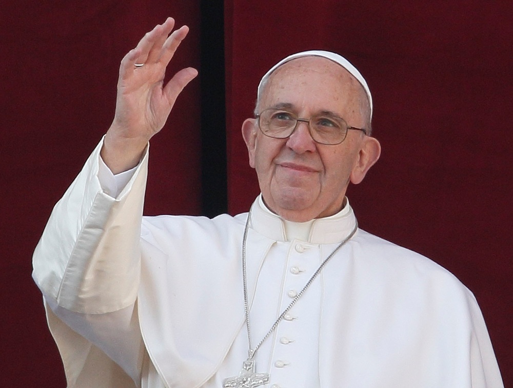 Papst Franziskus spendet Weihnachten den traditionellen Segen 'Urbi et orbi' (Der Stadt und dem Erdkreis) am 25. Dezember 2015 im Vatikan.