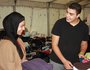 Willkommenstruktur statt Wiesn-Gaudi. Bild: Abrar Khafagy (l.) sortiert mit Flüchtlingen aus der Bayernkaserne und freiwilligen Helfern Kleiderspenden im Islamischen Zentrum München.